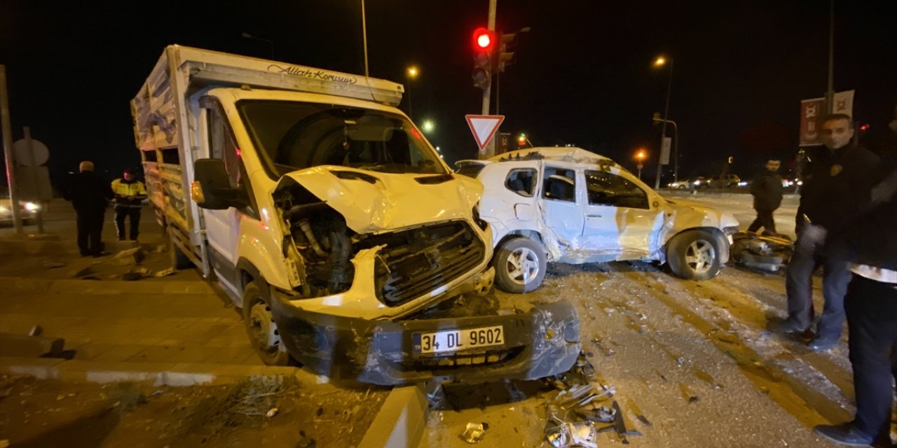 Diyarbakır'da zincirleme trafik kazasında 4 kişi yaralandı