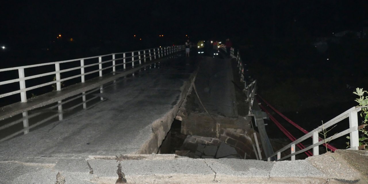 Balıkesir'de şiddetli yağış nedeniyle bir köprü kısmen çöktü