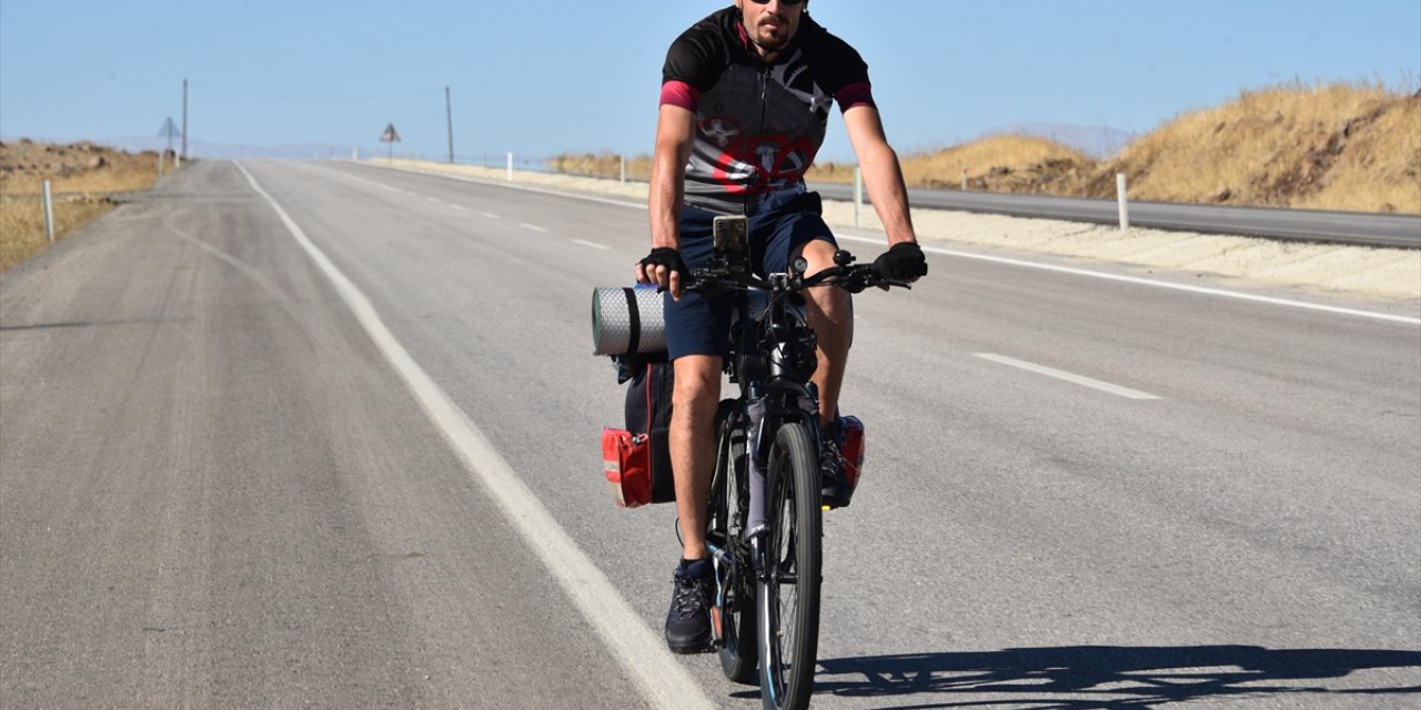 Depremde hayatını kaybeden sporcular anısına Antalya'dan Şanlıurfa'ya pedal çevirdi