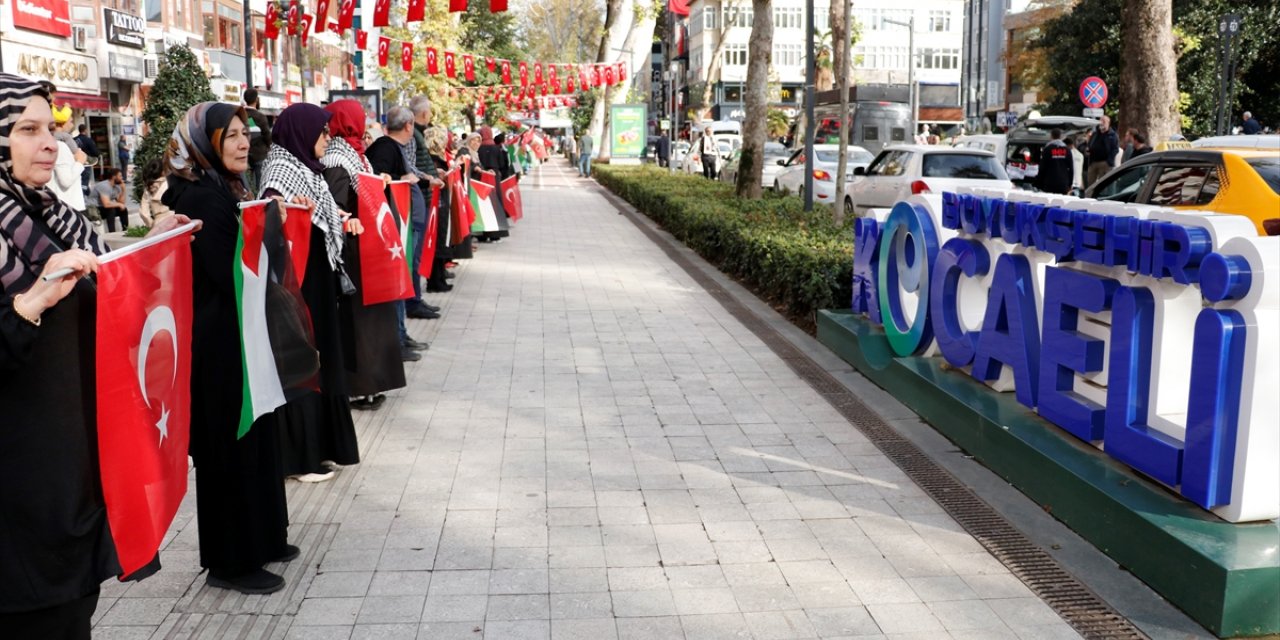 Kocaeli'deki "El Ele Gazze Şeridi" eyleminde 7 kilometrelik insan zinciri oluşturuldu