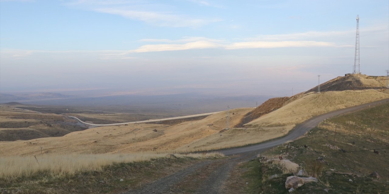 İçişleri Bakanı Yerlikaya, Türkiye-İran güvenlik duvarını inceledi: