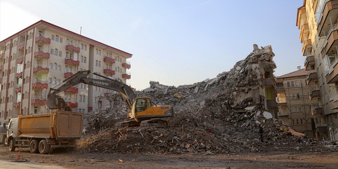 Malatya'da depremde ağır hasar alan binaların yıkımı sürüyor