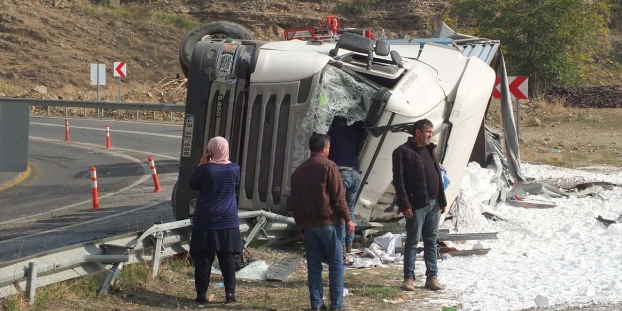 Elazığ'da devrilen tuz yüklü tırın sürücüsü yaralandı