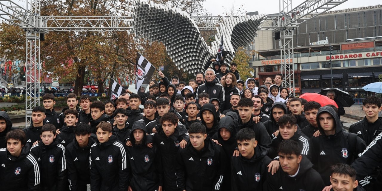 Beşiktaş Kulübü, İskele Meydanı'nda kartal heykeli açtı