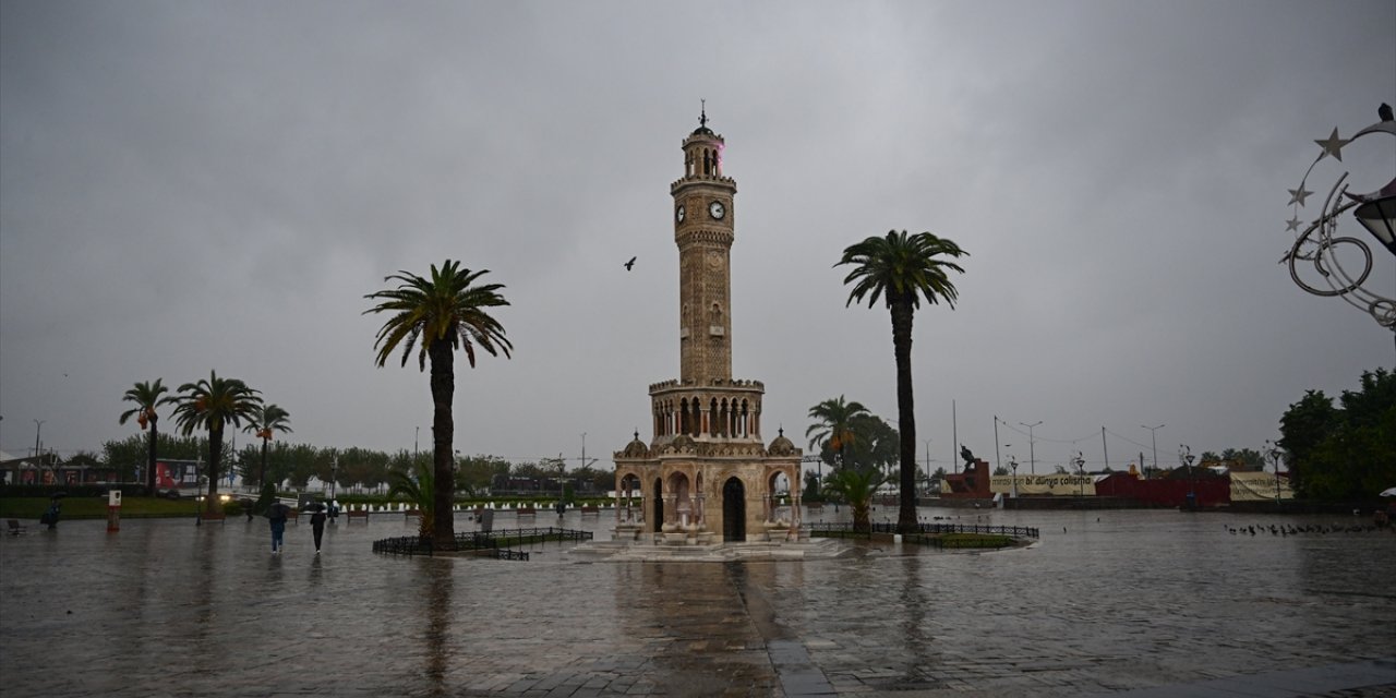 İzmir'de sağanak etkili oldu