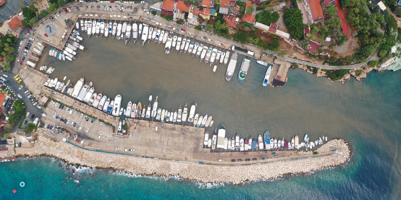 Kaş'ta yağmurun ardından denizin rengi değişti