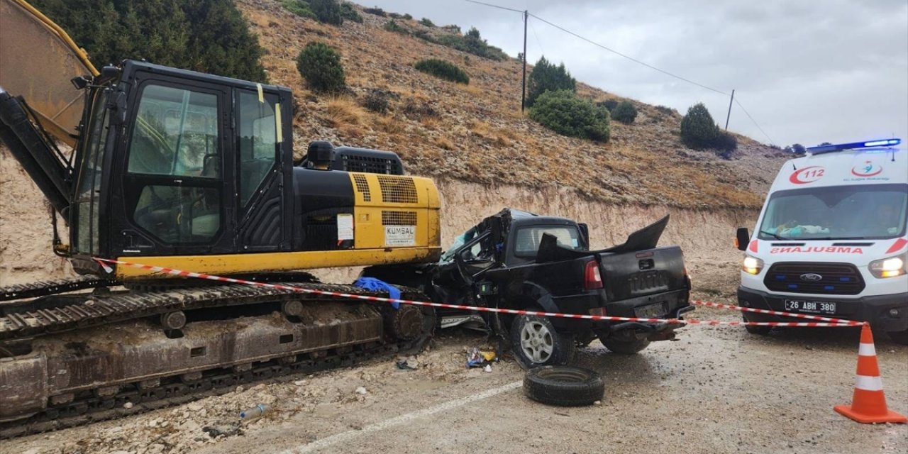 Eskişehir'de pikabın iş makinesine çarptığı kazada aynı aileden iki kişi öldü