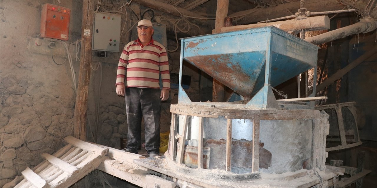 Yozgatlı değirmenci babasından kalan ekmek teknesinde geleneksel yöntemle un öğütüyor