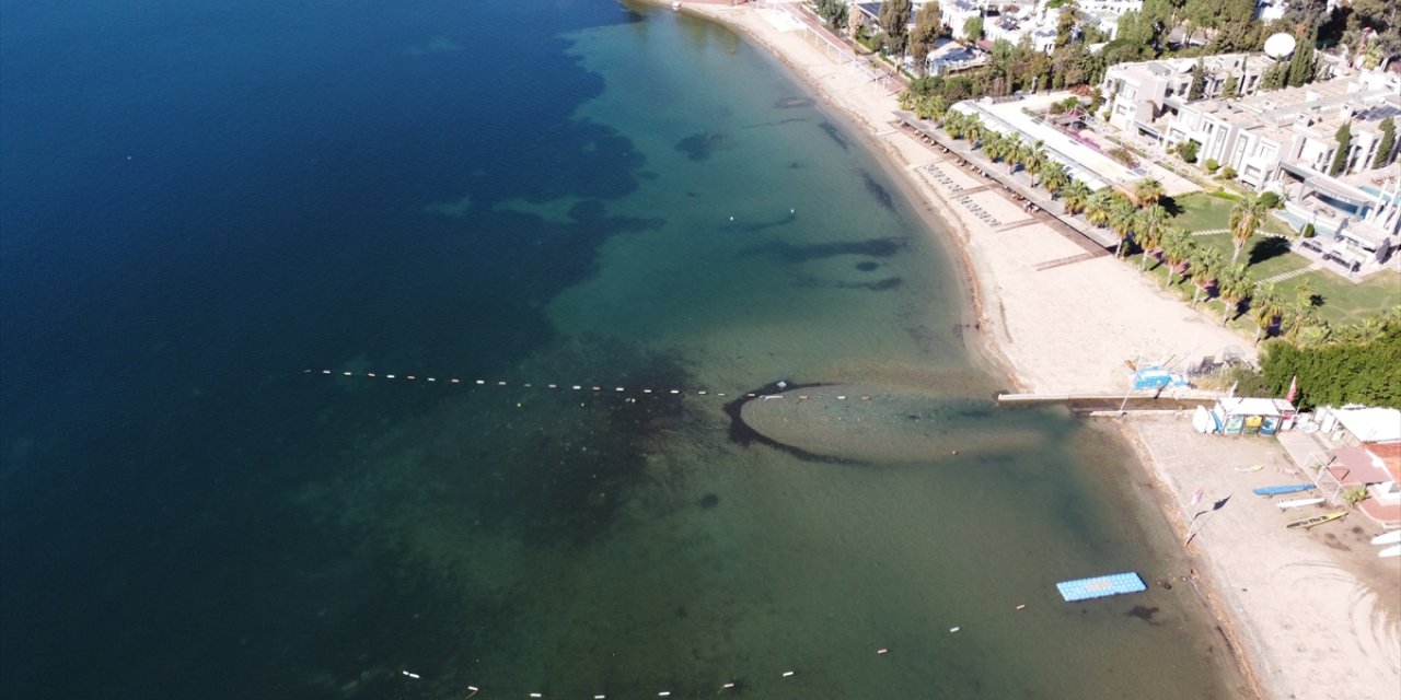 Bodrum'da yağış sonrası denizin rengi değişti, sahilde de kirlilik oluştu