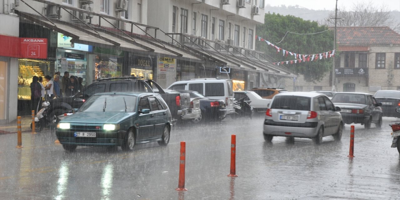 Mersin'de sağanak etkili oluyor