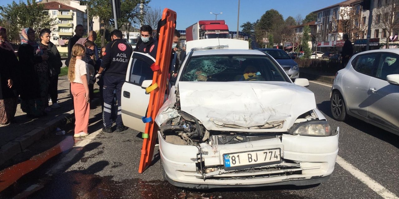 Düzce'de cip ile otomobilin çarpışması sonucu 5 kişi yaralandı