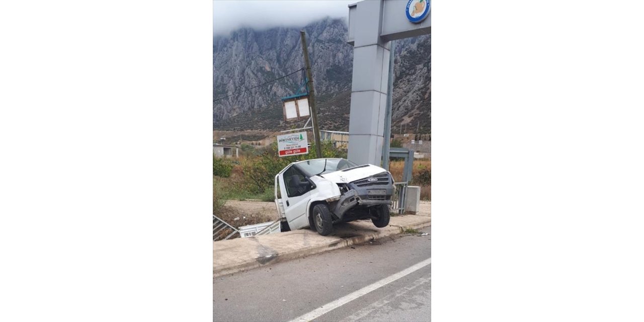 Amasya'da köprüde asılı kalan kamyonetteki 2 kişi yaralandı