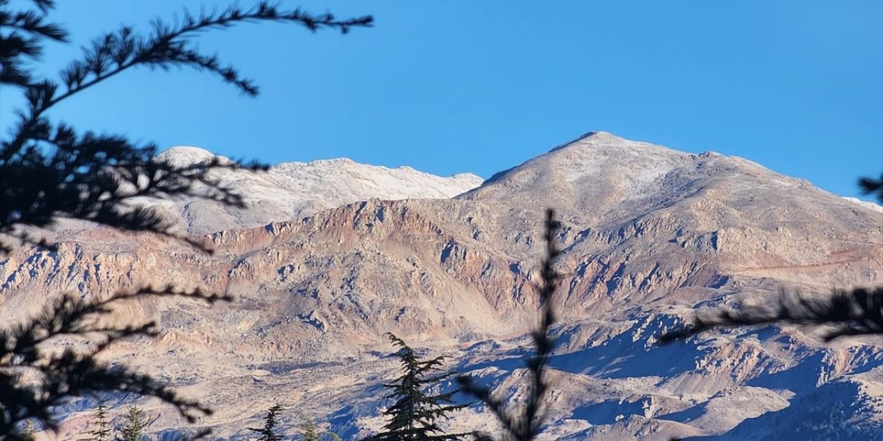 Antalya'nın Kaş ilçesinde yüksek kesimlere kar yağdı