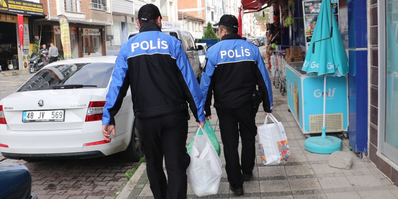 Samsun'da polis pazarda yorulan yaşlı kadının çantalarını evine götürdü