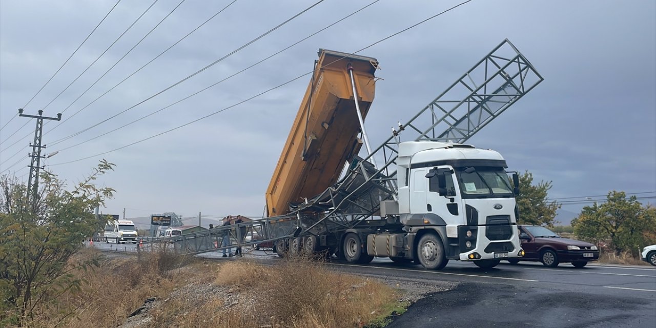 Malatya'da dorsesi açık kalan kamyon trafik bilgilendirme panosunu yerinden söktü