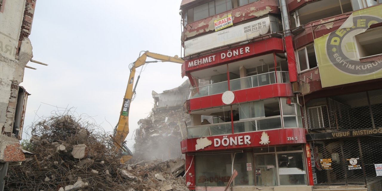 Hatay'da depremlerde ağır hasar alan 2 iş hanı kontrollü yıkıldı