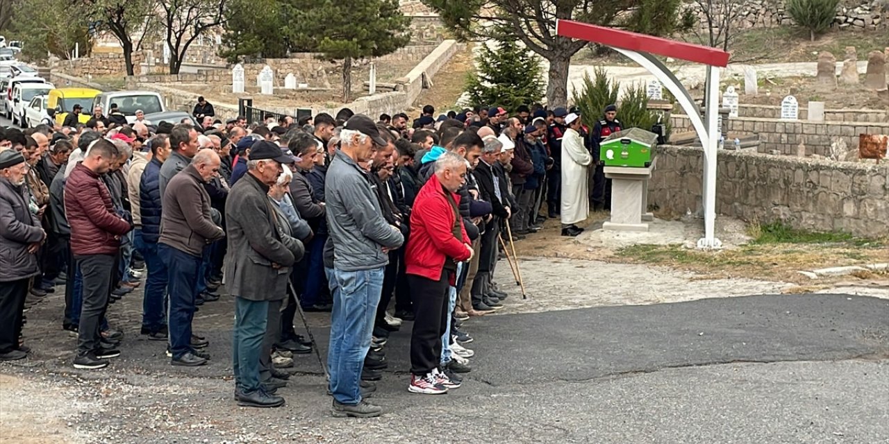 Kayseri'de öldürülen kadının cenazesi toprağa verildi