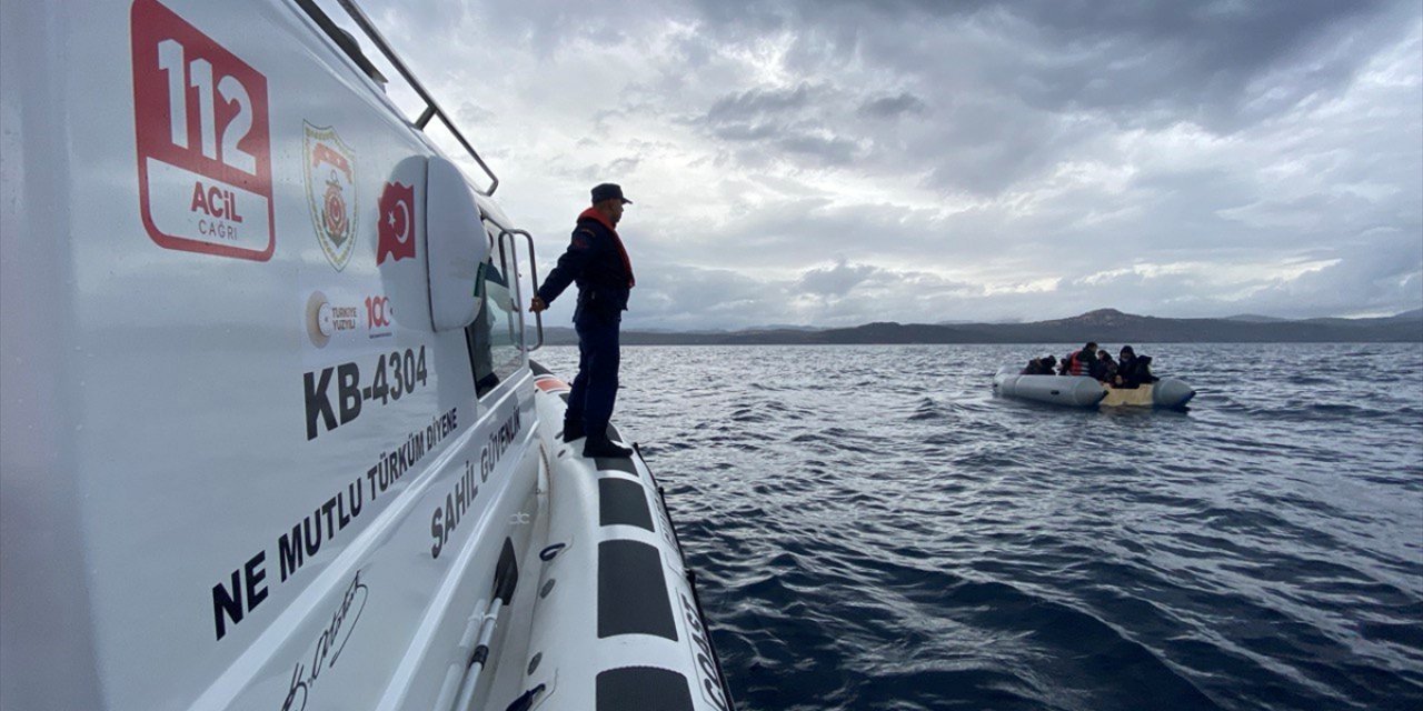 Çanakkale açıklarında 23 düzensiz göçmen kurtarıldı