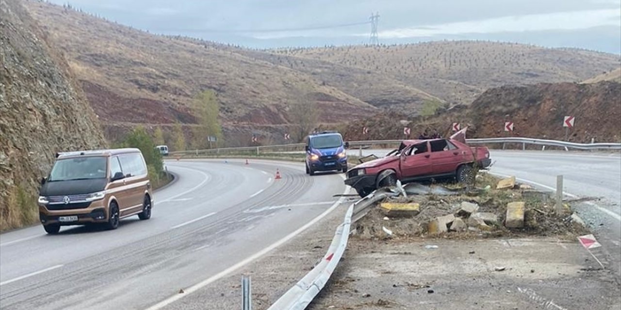 Afyonkarahisar'da refüje çarparak devrilen otomobildeki 2 kişi yaşamını yitirdi