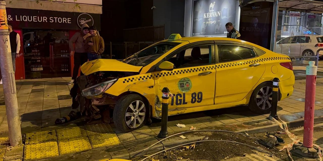 Kadıköy'de otomobilin ticari taksi ve park halindeki araca çarpması sonucu 1 kişi yaralandı