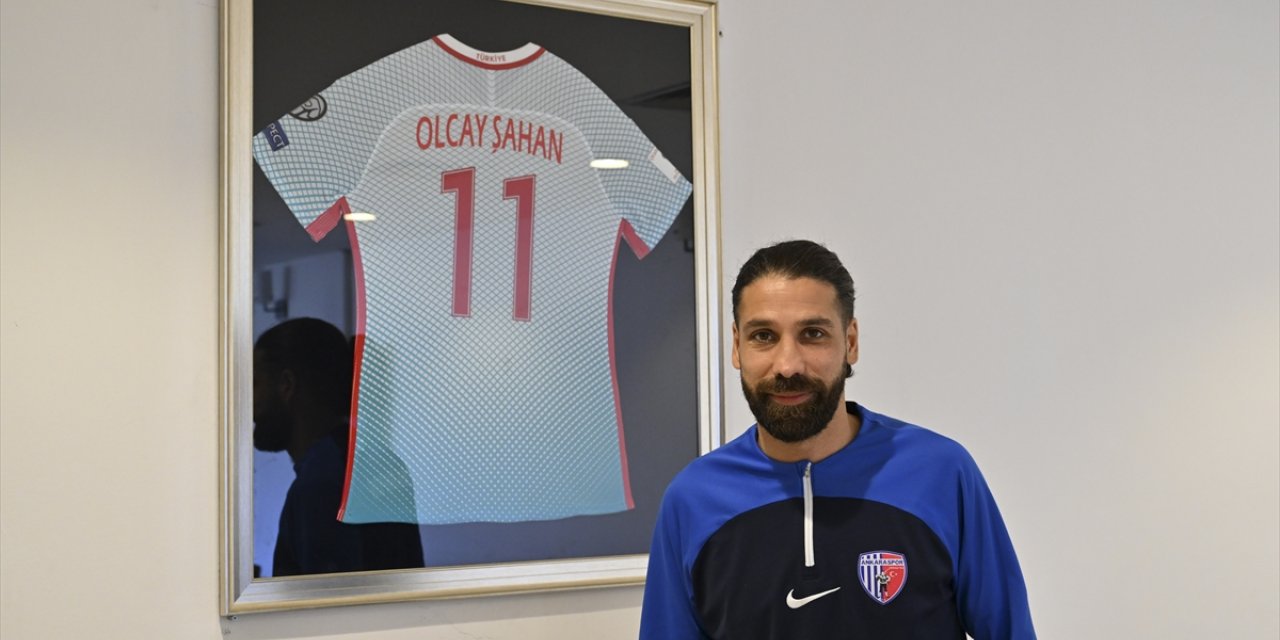 Olcay Şahan, Ankaraspor'da genç futbolculara tecrübelerini aktarıyor