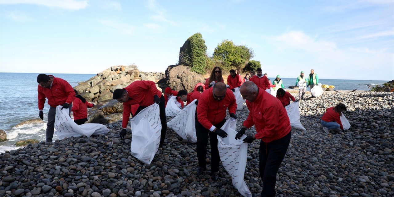 Rize'de kıyı temizliğinde 200 kilo atık toplandı