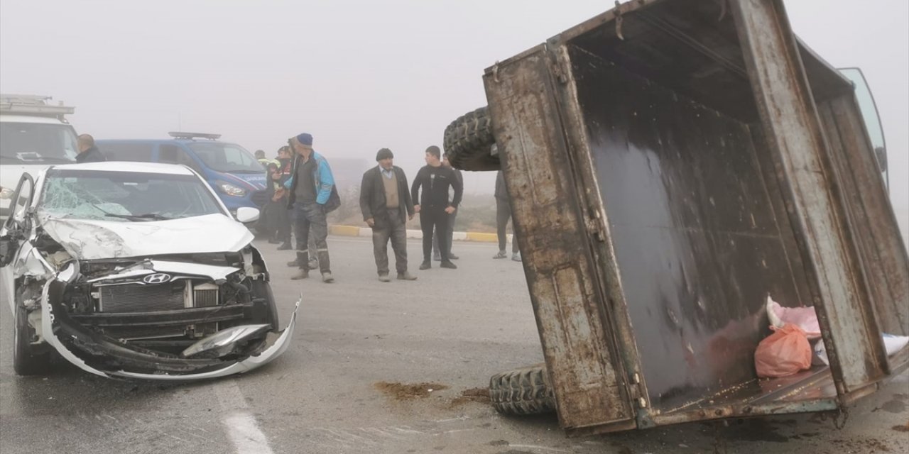 Afyonkarahisar'da otomobilin traktör römorkuna çarptığı kazada 7 kişi yaralandı