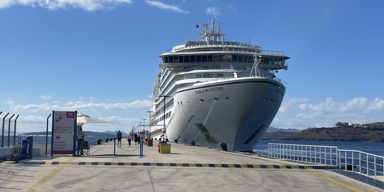 Bodrum'a sezonun son gemisi "Seabourn Encore" ile 543 yolcu geldi