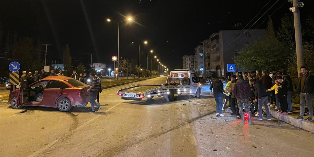 Kahramanmaraş'ta otomobil ile çarpışan motosikletteki 2 kişi ağır yaralandı