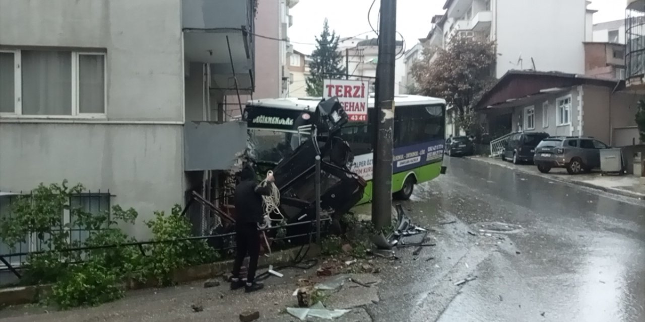 Kocaeli'de freni boşalan otobüs 3 aracın ardından evin balkonuna çarptı