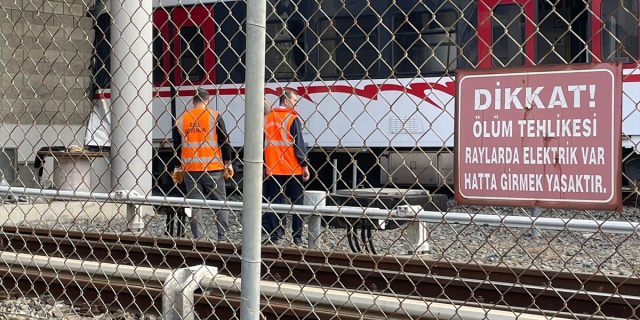 İzmir'de raydan çıkıp peron duvarına çarpan metro vagonundaki 3 kişi yaralandı