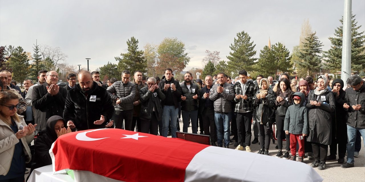 Sivas'ta arkadaşının evinde ölü bulunan hemşire son yolculuğuna uğurlandı