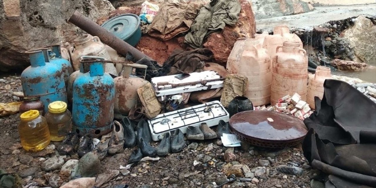 Tunceli'de teröristlere ait yaşam malzemesi ele geçirildi