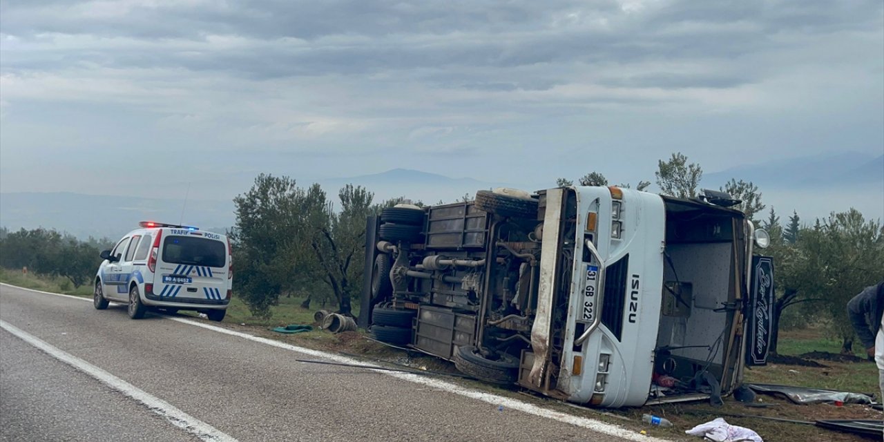 Osmaniye'de devrilen işçi servisindeki 2 kardeş yaralandı