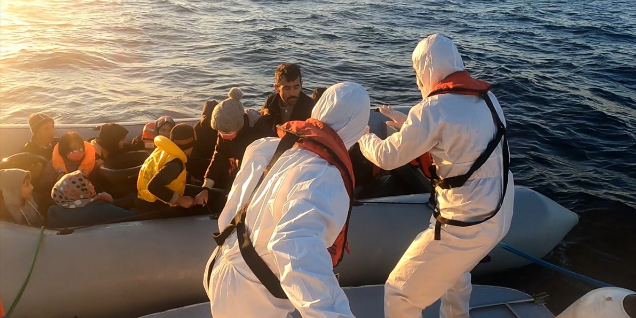 Çanakkale açıklarındaki operasyonlarda 72 düzensiz göçmen karaya çıkarıldı