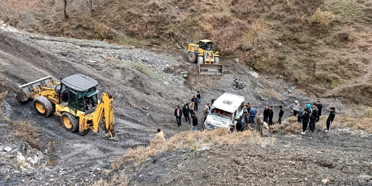 Siirt'te şarampole devrilen minibüsteki 3 kişi yaralandı