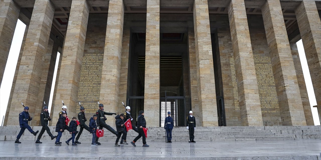 Iğdır'da Anıtkabir'de tutulan Ata'ya saygı nöbetini canlandıran öğrenciler Ankara'da