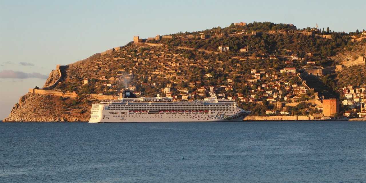 "Norwegian Gem" kruvaziyeri Alanya Limanı'na demirledi