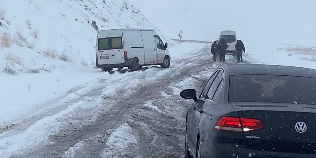 Van, Bitlis ve Muş'un yüksek kesimlerinde kar etkili oldu