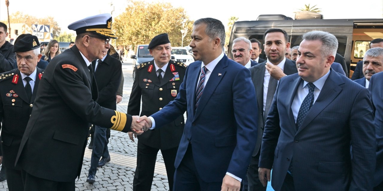 İçişleri Bakanı Ali Yerlikaya, İzmir Valiliğini ziyaret etti