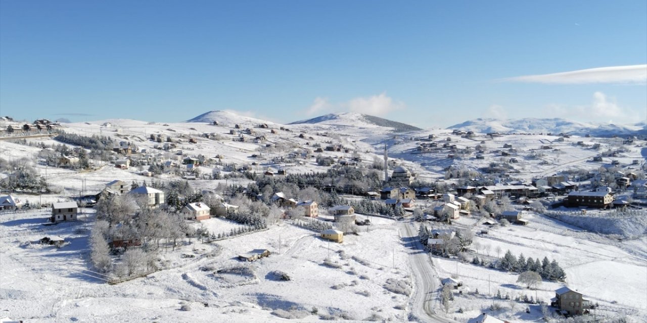 Karadeniz'in yüksek kesimlerine kar yağdı