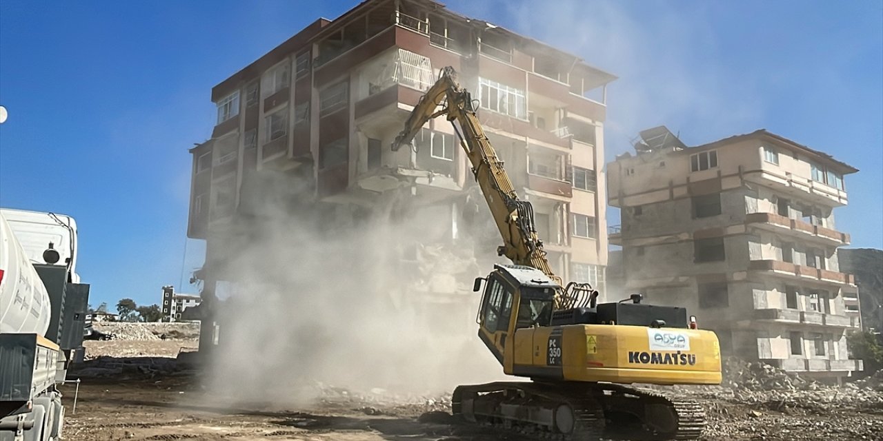 Hatay'da depremlerde ağır hasar alan 4 bina kontrollü yıkıldı