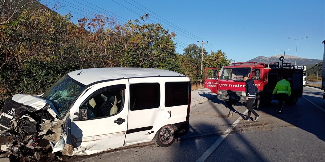 Burdur'da direğe çarpan otomobildeki iki kişi yaralandı