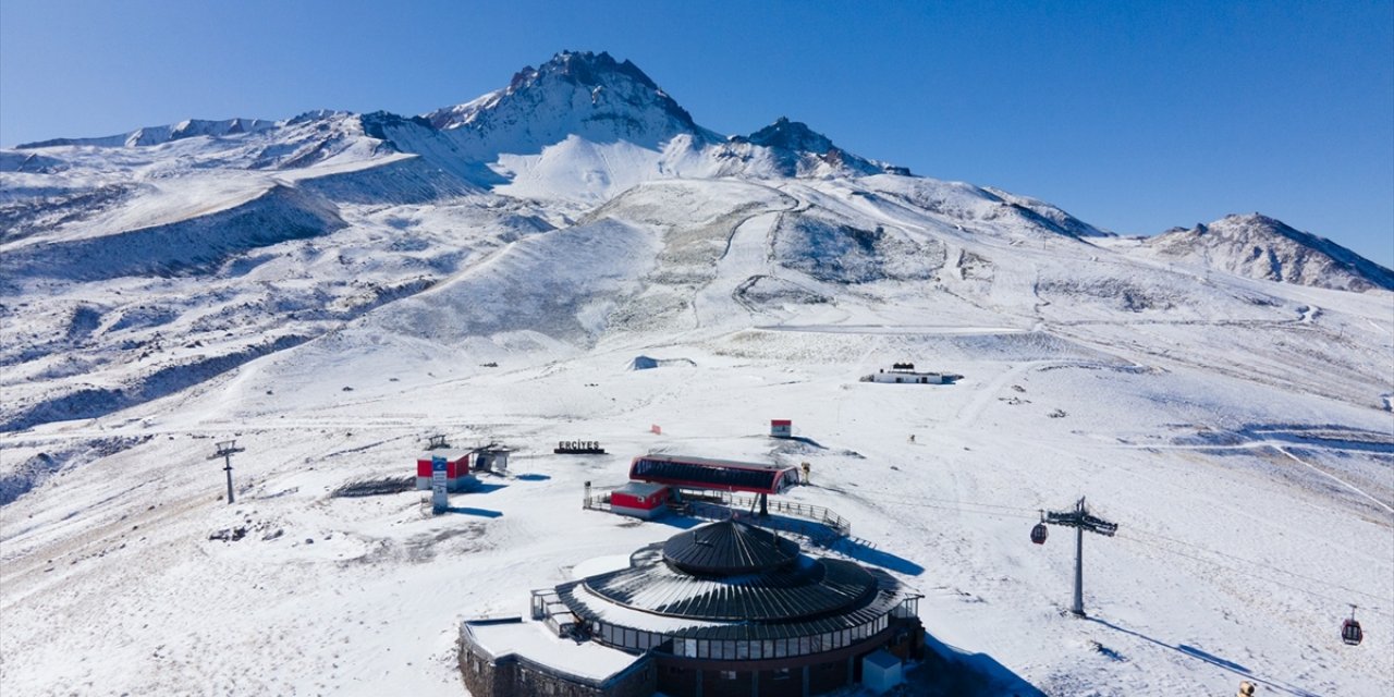 Erciyes Dağı'na kar yağdı