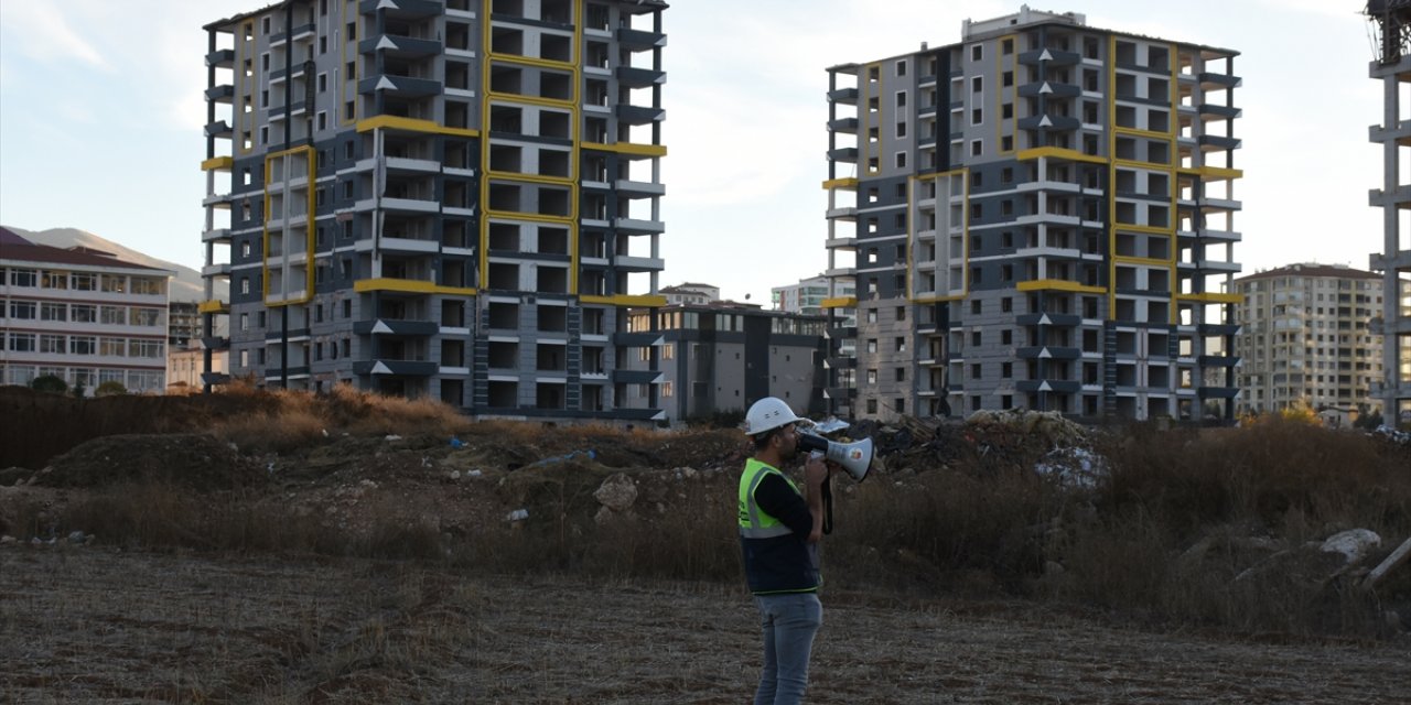 Malatya'da ağır hasarlı iki bina patlayıcı kullanılarak yıkıldı