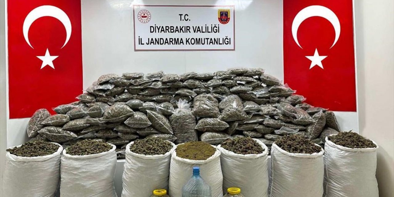 Diyarbakır'da el yapımı patlayıcı ve 204 kilogram esrar yakalandı