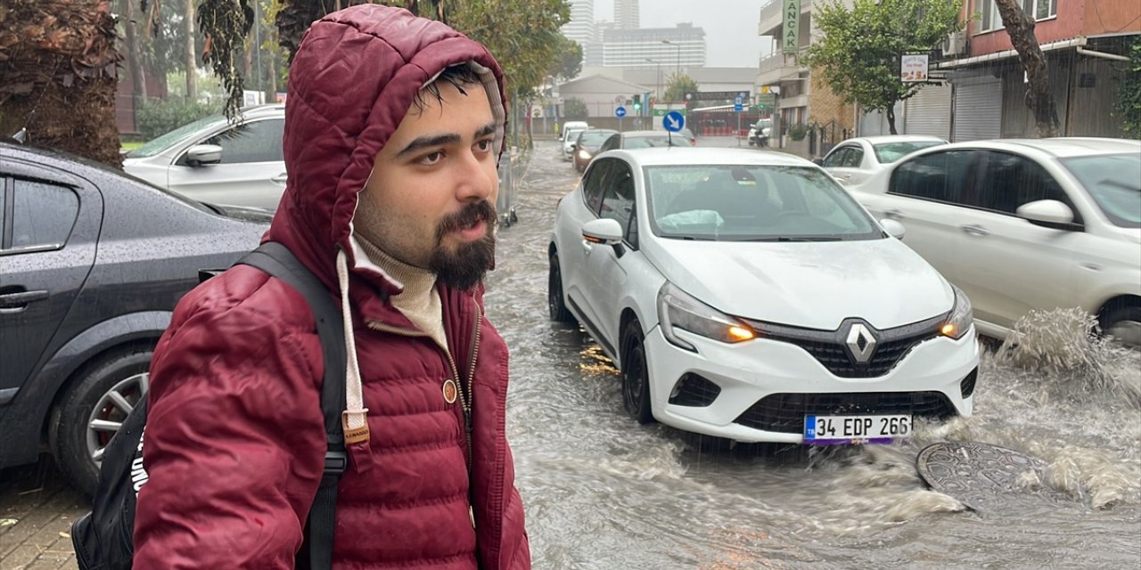 GÜNCELLEME - İzmir'de şiddetli sağanak ve fırtına hayatı olumsuz etkiliyor