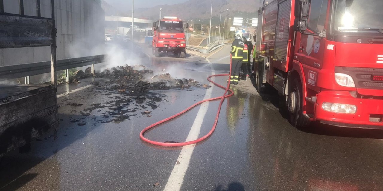 Amasya'da seyir halindeyken alev alan karton yüklü kamyonet yandı