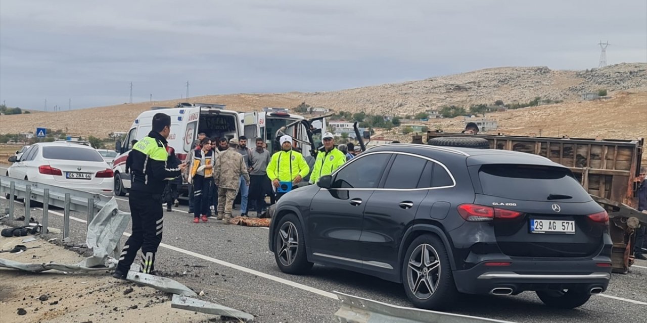 Diyarbakır'da tırın traktöre çarpması sonucu 1 kişi öldü, 1 kişi yaralandı