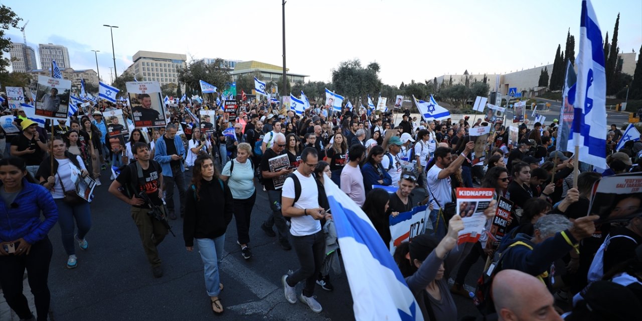 İsrailli esirlerin aileleri, Gazze’deki yakınlarının geri getirilmesi için Netanyahu’nun ofisi önünde toplandı